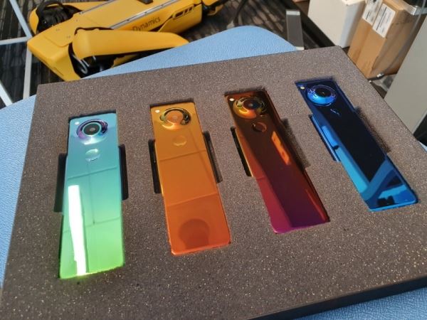 <br />
						Энди Рубин показал прототип нового Essential Phone с очень странным дизайном<br />
					