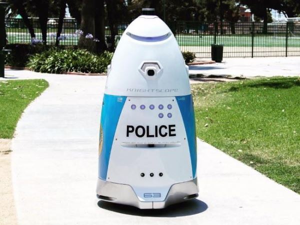 Робот-полицейский не смог вызвать помощь, когда началась драка на парковке