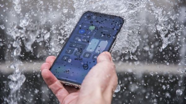 Что нужно сделать если вы уронили iPhone в воду?