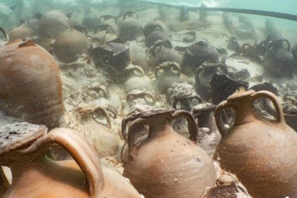 Возле Майорки найдены древние подводные сосуды. Там вино, которому 1700 лет