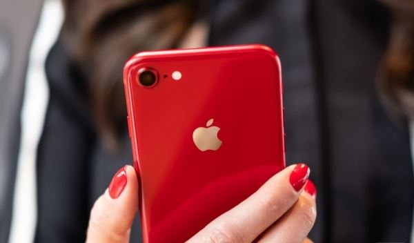 <br />
						Аналитик: iPhone SE 2 выйдет в трёх расцветках, с накопителем на 64/128 ГБ, без 3D Touch и с ценником от $399<br />
					