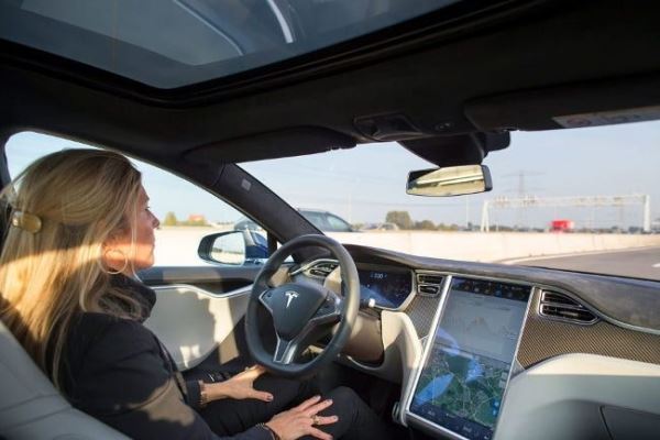Tesla пытается улучшить автономные машины с помощью искусственного интеллекта