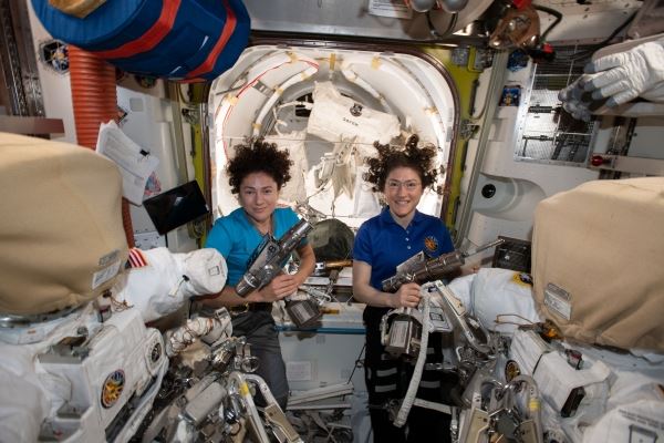 Женщины впервые вышли в открытый космос без мужчин