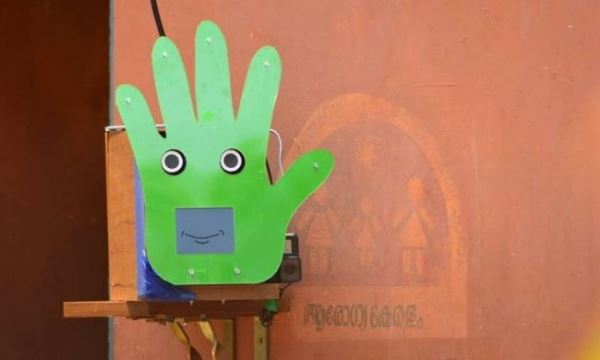 Робот для мытья рук помогает индийским школьникам порвать с вредными привычками