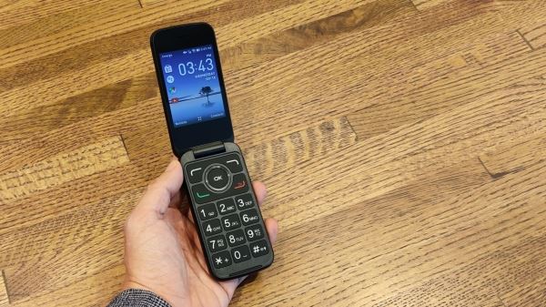 Alcatel выпустила «умный» телефон-раскладушку Go Flip 3